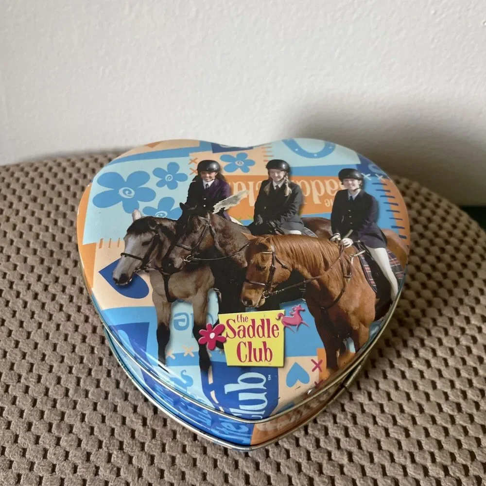 THE SADDLE CLUB Vintage 2003 Heart Shaped Rare Metal Shoulder Bag, 5”x6”x3”